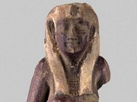 Aeg F 139  Aeg F 139, Isis (?),Purpurfarbene Fayence, H 5,4 cm, B 3,8 cm, T 2,7 cm : Bestandskatalog Ägypten, Museumsfoto: Claus Cordes